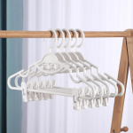 Majapidamises kasutatavad plastikklambrite riidepuud, &uuml;li&otilde;pilaste &uuml;hiselamud, paksendatud riidepuud, multifunktsionaalne libisemisvastane rippuv riidepuu