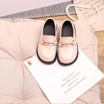 2024 Moodsad Korea nahkkingad lastele: Poiste vabaaja- ja t&uuml;drukute l&auml;&auml;ne stiilis madalad kingad 21-25, 5 pairs in one hand valge