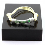 Pierres et Min&eacute;raux. Bracelet Grenat Tsavorite brut. Couleur beige.