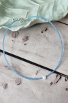 K&auml;sitsi valmistatud choker helesiniste seemnehelmeste ja naturaalsest s&uuml;damest karbist ripatsiga one size maya sinine v&auml;rv
