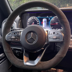 Mercedes-Benz S-klass W222 GLC A-klass W177 C-klass W205 E-klass W213 k&auml;sitsi &otilde;mmeldud must seemisnahast autojuhtimiskangi kate Black Thread