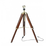 Puidust statiiviga p&otilde;randalambi alus ilma varju ja pirnita, antiikne viimistluslamp kodukaunistusega varjualusel