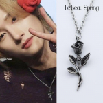 MONSTA X IM kannab musta v&auml;rvi roosikujulist kaelakeed