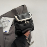 Moodne PU-nahast ketiga minikott naistele Uued huulepulgaga k&otilde;rvaklappide rahakott &uuml;hev&auml;rvilised &otilde;lakotid