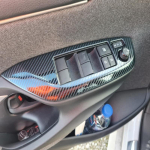 Toyota Yaris Cross'i jaoks Ukseakna juhtl&uuml;liti paneeli kate Klaasit&otilde;stuki nuppude raami liistud Autotarvikud Brushed black LHD