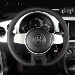Libisemiskindel K&auml;sit&ouml;&ouml;na &Otilde;mmeldud Pehme Must Sile Kunstnahast Roolikate Volkswagen Beetle 2012-2016 jaoks black thread white