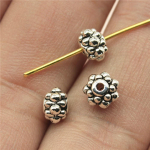 30 tk 6x6x4mm isetehtud vahet&uuml;kid helmed amuletid ehete valmistamiseks Antiiksed h&otilde;bedased v&auml;ikesed augud B13754 antiikne h&otilde;bedane v&auml;rv