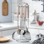 Moodne 7-osaline marmorist k&auml;epidemega roostevabast terasest k&ouml;&ouml;gitarvikute komplekt koos riiuliga, kurn, lusikas, spaatel, k&uuml;hvel, k&ouml;&ouml;gin&otilde;ude komplekt sinine