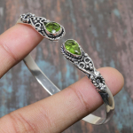 Peridoot V&auml;&auml;riskivi K&auml;sitsi Valmistatud T&auml;is 925 Sterling H&otilde;be Mansett Ehted K&auml;ev&otilde;ru Reguleeritav Talle Adjustable roheline