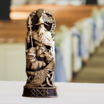 P&otilde;hjala jumala vaigu kuju Skandinaavia panteonid, P&otilde;hjala jumalate kujukeste k&auml;sit&ouml;&ouml; viikingite m&uuml;toloogia, veinikapi varjualune raamaturiiul skulptuur orament