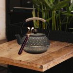 Malmist teekann, vee keetmiseks, traditsiooniline lahtiste lehtedega teekann Jaapani teekann