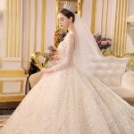 Satiinist peamine pulmakleit Uus lihtne, k&otilde;rge tekstuuriga prantsuse Qidi Hepburni &otilde;huke kattega kleit talvel L valge