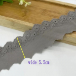 4 meetrit/partii 5,5 cm laiune puuvillane riie pitskangas Lilledega tikitud pitsriidest trimmiv kleit, kost&uuml;&uuml;m, t&uuml;drukute kikis&otilde;lme materjal 4 Meters hall