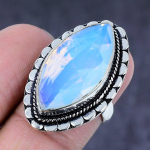 Looduslik piimjas opaal kalliskivi k&auml;sitsi valmistatud 925 h&otilde;bedast ehtes&otilde;rmus, suurus 7 r6O37