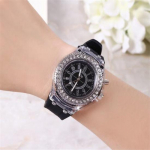 Night Glow v&auml;rvilised LED-taustavalgustusega kvartsist randmekella moetarvikud valge