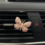 Rhinestone Butterfly autoparf&uuml;&uuml;m teemant v&auml;rviline liblikas auto &otilde;huv&auml;rskendaja parf&uuml;&uuml;miklamber Autodekoratsiooni tarvikud interj&ouml;&ouml;r punane