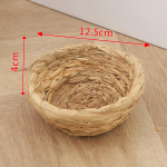 K&auml;sitsi kootud tiigrinahast papagoi pojengi pesa rutiin kana pesa munade munemine sooja s&auml;ilitamine pesa pesa muru kootud linnupesa