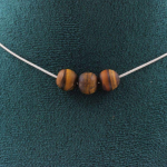 Pierres et Min&eacute;raux. Collier 3 perles Oeil de Tigre mat 8 mm. Chaine en acier inoxydable Collier femmes, hommes. Taille personnalis