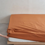 &Uuml;hev&auml;rviline pika klambriga puuvillane voodilina &ndash; &uuml;heosaline, puhas puuvill, tolmukindel madratsikaitse suveks. 180x200cm Fitted Sheet - Height 28cm