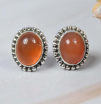 Karneoolist v&auml;&auml;riskiviga naastk&otilde;rvar&otilde;ngas, 925 sterlingh&otilde;bedast k&otilde;rvar&otilde;ngas, k&auml;sit&ouml;&ouml;na valminud naast, v&auml;ike naast, disainernaast