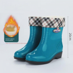 Naiste veekindlad keskmise s&auml;&auml;rega talvised vihmasaapad - Libisemiskindlad, sametvoodriga, moekad, paksustatud soojuse tagamiseks Size 36