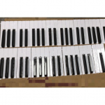 88-klahviline klaveritarvikute komplekt: Valge ja must nahast v&otilde;tmed, l&auml;ikiv/matt viimistlus Set of 52 White Keys