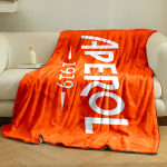 Valge kaldkirjas tekst APEROL 1919 oranžil taustal. k&otilde;ikideks aastaaegadeks tekk l&otilde;unapausi visketekk kingitus 150cm x 200cm