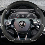 K&auml;sitsi &otilde;mmeldud auto roolikatte kate Skoda Karoq sport Karoq Scala 2024 jaoks  DIY pehme seemisnahast auto siseosa valge