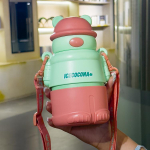 Veepudeli multikad roostevabast terasest vaakumkolb kohvipiim reisik&otilde;rretops karu veepudel isoleeritud termos must