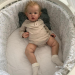 50cm Reborn poissnukk Liam k&auml;sitsi juurdunud juustega nukk 3D-v&auml;rvitud naha ja n&auml;htavate veenidega nukk M&auml;nguasjad kingituseks 50cm Beige Cloth Doll