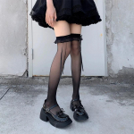 Must-valge volangiga pikad sokid, naised, t&uuml;drukud, magusad &uuml;li&otilde;hukesed sukad JK Lolita pitsist s&auml;&auml;rised &uuml;le p&otilde;lve.