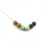 Pierres et Min&eacute;raux. Collier Epidote de Myanmar (Birmanie) + Perles Onyx noir mat + bois 8 Chaine en acier inoxydable.