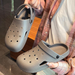 Meeste ja naiste kaare toestus puukingad Aiakingad Slip-on siseruumides v&auml;ljas rannasussid Unisex suvemuulad Kerged sandaalid Kiiresti kuivavad veejalatsid 36/37 hall v&auml;rv