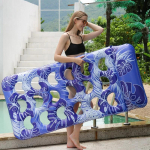 Suvine t&auml;ispuhutav lamamistool veem&auml;nguasjadega ja peatoega, tr&uuml;kitud lehemustriga, v&auml;libasseini t&auml;ispuhutav madrats lastele ja t&auml;iskasvanutele sinine