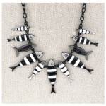 Les Tr&eacute;sors De Lily [R6102] &ndash; Disainer pikk kaelakee  Lilipoupettes  (ringi sardiinid) must valge - 13x5 cm must