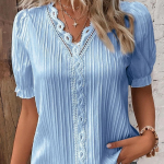 Naiste mood vabaaja suvekevadine &uuml;hev&auml;rvilise tr&uuml;kiga l&uuml;hikeste varrukatega V-kaelusega pluusid ja s&auml;rgid S