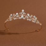 S&auml;delev kividest kroon peakate t&auml;iskasvanutele elegantne pulmatseremoonia juuksekaunistus s&auml;delev pruut printsessi tiara s&uuml;nnip&auml;ev kuld