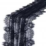 Lilleline pitsist lauajooksja Prantsuse elegantne romantiline l&auml;bipaistev valge must t&uuml;ll, pikk ristk&uuml;lik pulmapidu pulmapidu, s&ouml;&ouml;gilaua kate K&ouml;&ouml;k valge