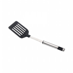 Roostevabast terasest treiad K&ouml;&ouml;git&ouml;&ouml;riistad Nailonist spaatliga praetud labidas muna kala praepann k&uuml;hvel Spaatliga toiduvalmistamisn&otilde;ud must