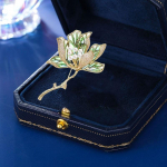 Peen klassikaline iirise pross Naiselikkus Luksus Elegants Valguskindlad riideaksessuaarid Electroplated real gold roheline