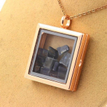 Pierres et Min&eacute;raux. Collier Kyanite brut. Mod&egrave;le carr&eacute;. Couleur Or rose.