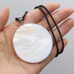 &Uuml;mmarguse kestaga kaelakee Naturaalsest valgest karbist p&auml;rlmutrist ripats nahast k&ouml;iega ketiga kaelakeed naistele meestele Luksuslikud kvaliteetsed ehted Choker kingitused 50x50mm valge