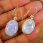 Kuukivi k&otilde;rvar&otilde;ngas, 925 h&otilde;bek&otilde;rvar&otilde;ngas, kingitus emale, rippuv k&otilde;rvar&otilde;ngas peok&otilde;rvar&otilde;ngas, juubelikingitus, ovaalne k&otilde;rvar&otilde;ngas