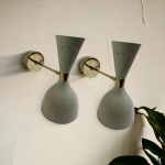 Kahe sajandi keskpaiga moodsa kahekordse valge seinavalgusti pistik&uuml;hendusega komplekt &ndash; tualettlaud, kraanikauss, k&ouml;&ouml;gi- ja vannitoavalgusti &ndash; peegelseina dekoratiivlamp