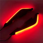 2 tk mootorratta esik&uuml;lje spoileri tiibade aerod&uuml;naamiliste tiibade komplekt Fikseeritud tuuletiivad LED-tulede ja kleepuva kaunistuskleebisega punane