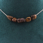 Pierres et Min&eacute;raux. Collier 5 perles Opale Boulder d'Australie. Chaine en acier inoxydable Collier femmes, hommes. Taille personna