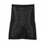 K&otilde;htu kontrollivad vormivad l&uuml;hikesed p&uuml;ksid naistele, tuharaid t&otilde;stvad, k&otilde;rge v&ouml;&ouml;kohaga &otilde;mblusteta korsett-p&uuml;ksid, poistep&uuml;ksid kleidi alla M