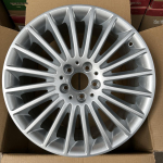 &Uuml;hildub Mercedes E260 18-tolliste ratastega: E200L/E260L/E300L Lehtmetallveljed - 2015.