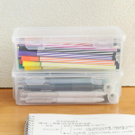 Kosmeetilised meigikarbid l&auml;bipaistev pliiatsikas jumestuskreem p&otilde;sepuna lauv&auml;rvipintslid lauaarvuti kirjatarvete hoidja