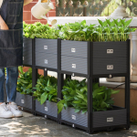 K&otilde;rgendatud istutuskast, ristk&uuml;likukujuline suur virnastatav taimekast Lillet&otilde;stetud aiapeenar